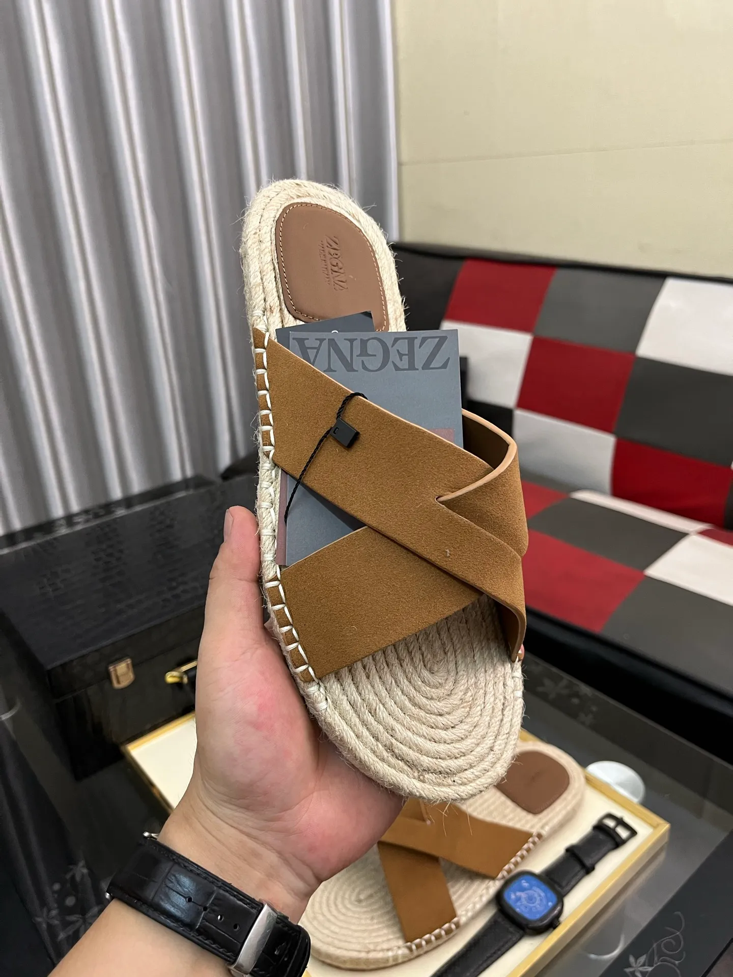 Men's shoes 💰320⌚️⌚️《HERMES》Hermès 💁♂️Men's casual slippers, compare the quality at the counter🧚🏿♂️ The upper layer has a stone pattern with clear texture, showing high-end, high-end, comfortable to wear and versatile. Purely hand-pulled, raw rubber breathable outsole, breathable and comfortable lambskin lining, 100% comfortable density, original rubber outsole wear-resistant code number 38-44. Can be customized 45-46-47
